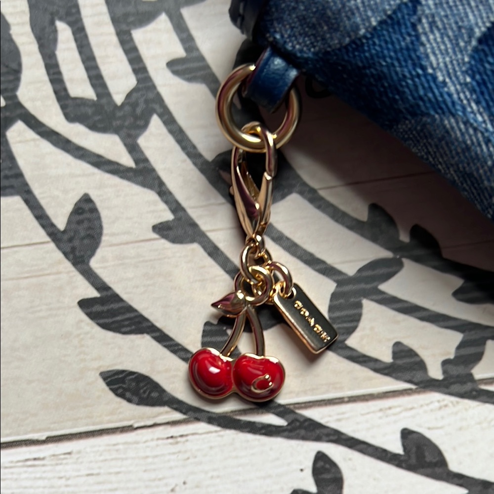 New Coach Blue Corner Zip Wristlet In Signature Denim 🍒 - Picture 2 of 7